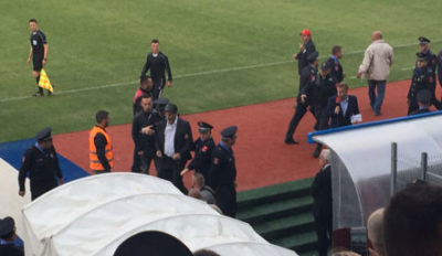 Incident në derbi, shoqërohet drejtori i stadiumit nga policia