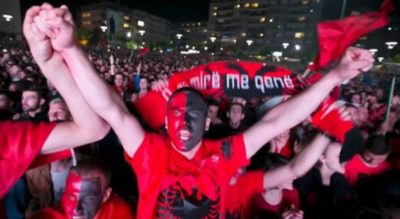 Tifozët kuq e zi e mposhtin Dukën për sloganin e Kombëtares në Euro 2016 (Foto)